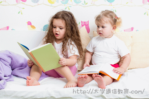 お家で読書する二人の女の子