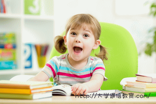 読んでいる本がおもしろくて大喜びの子供。千葉県に住んでいます。